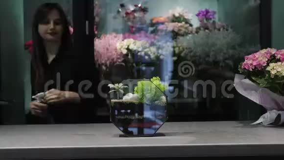 女子花艺师在花艺馆用水草喷洒 千库网 女子花艺师在花艺馆用水草喷洒 千库网