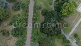 4k空中垂直景观，沿着小径，在Kew花园中穿梭