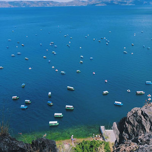俯瞰抚仙湖小船美景蓝色湖面摄影图