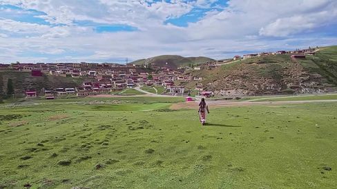 唯美航拍藏族女孩游走高原小镇实拍素材