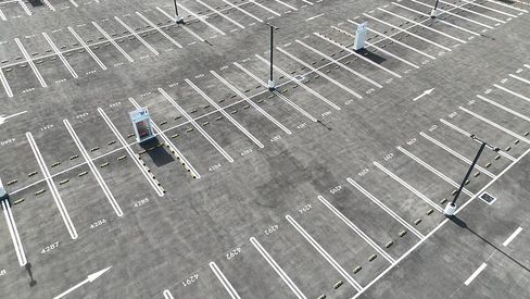 航拍大型现代化停车场停车位
