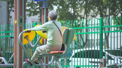 实拍退休生活老年人锻炼身体