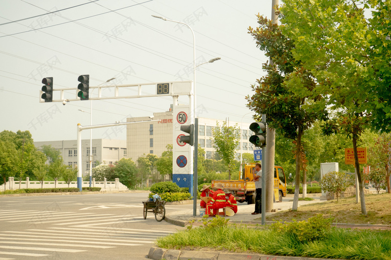 地上打滚配乐音频素材_金属罐头掉地上声