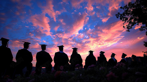 黄昏彩霞天空下的一群毕业生背影图片