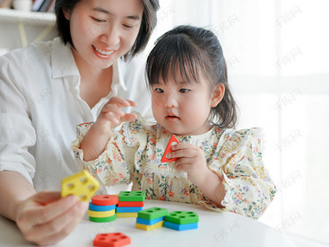 妈妈陪孩子玩玩具高清摄影图