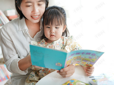 妈妈陪孩子看书高清摄影图