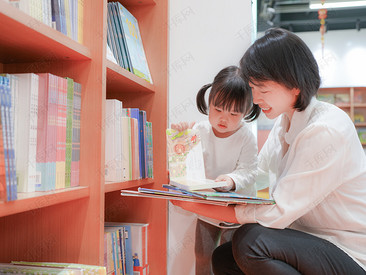 妈妈陪孩子看书图片