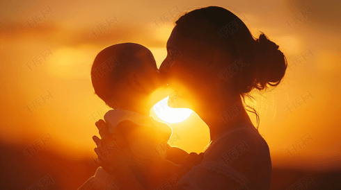 夕阳中妈妈抱着婴儿摄影14