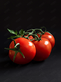 黑色背景上一片片成熟多汁的西红柿黑色西红柿