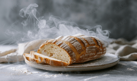 陶瓷盘子上的切片面包酸面包背景中的烟雾