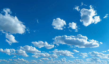 九月深蓝色天空中的低积云