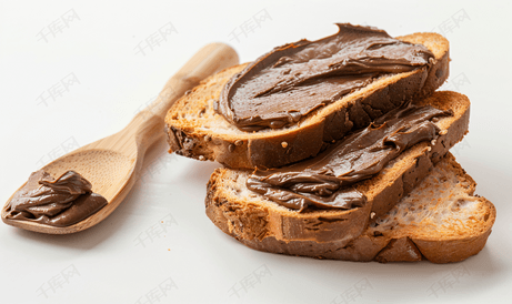 烤切片面包涂有巧克力酱和白色背景中突显的木铲