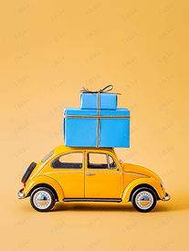 一辆黄色汽车顶部载着一份蓝色礼物作为送货概念