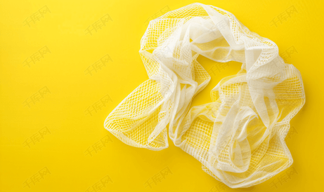白色网袋位于黄色背景上复制空间可重复使用的物品概念