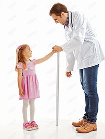 医生测量小女孩的身高