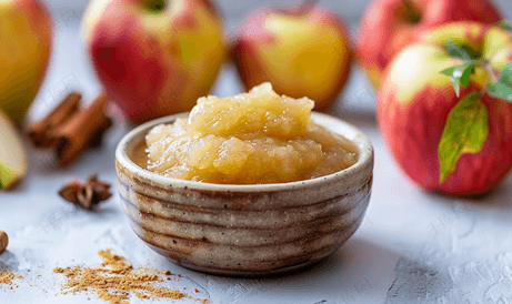 碗里自制的苹果酱和桌上的新鲜水果有机食品