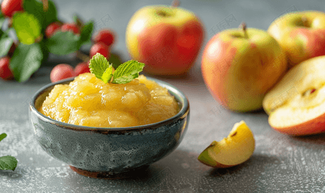 碗里自制的苹果酱和桌上的新鲜水果有机食品
