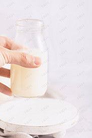 手拿牛奶早餐图片