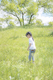 草地上玩耍的小女孩