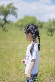 夏季草原儿童写真图片