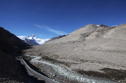 珠穆朗玛峰与雪山融水