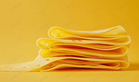 黄色特写上的一堆奶酪片