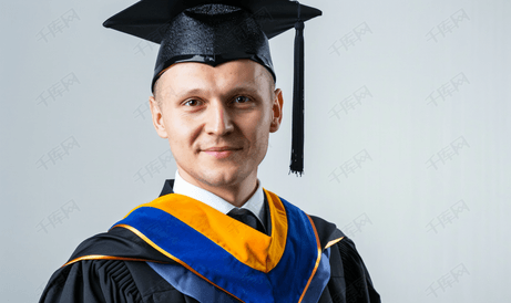 白人男性与文凭戴着毕业帽和长袍孤立