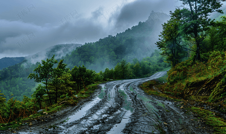 多云多雨的山区公路