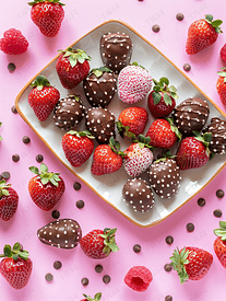 平铺搭配各式巧克力草莓甜点概念