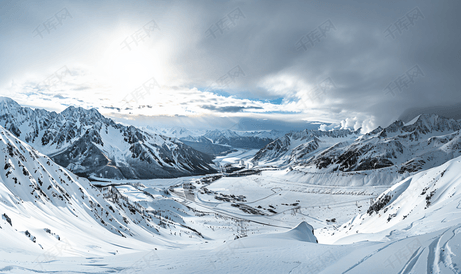 塔尔基特纳阿拉斯加周围山脉的全景