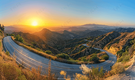 日落时南加州著名的穆赫兰高速公路的全景