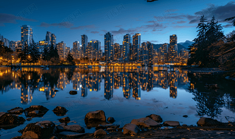 加拿大斯坦利公园的温哥华市中心天际线黄昏