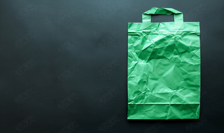 黑色背景上的普通绿色纸袋包装带复制空间