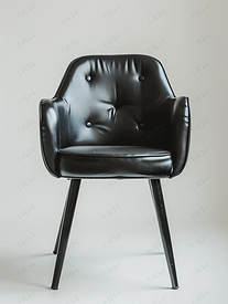 照相馆白色背景上的一把优雅的黑色椅子