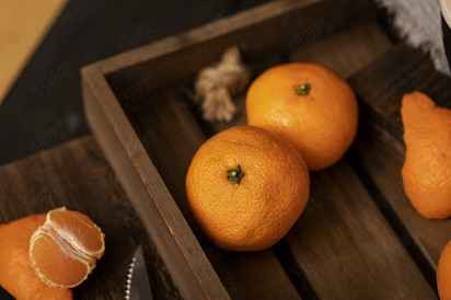 两个橘子装在木筐里