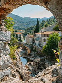 从一座古老的石桥上看到的中世纪村庄的景观