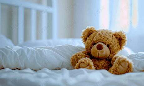 老棕色泰迪熊睡在枕头上休息和放松