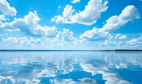 湖上晴朗的天空美丽的云彩垂直