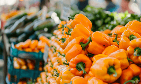 市场摊位上堆满了橙色甜椒