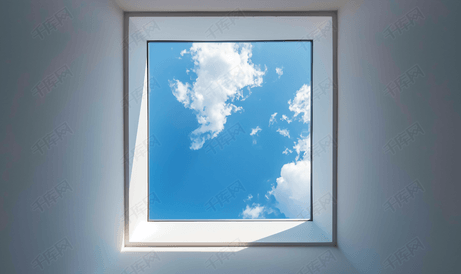 透过现代方窗仰望蓝色多云的天空选择性蓝天