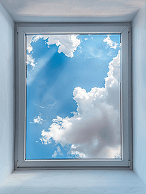 透过现代方形窗户仰望蓝色多云的天空