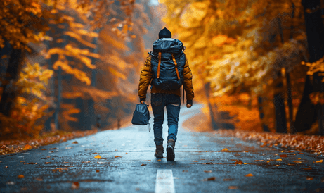 背着背包的快乐旅行者走在秋季森林的路上