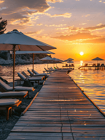 日落时分的海边度假景观码头上有躺椅和遮阳伞