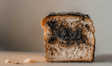 面包上的旧黑色霉菌变质的食物食物上的霉菌