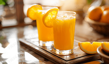 桌上的一杯橙汁