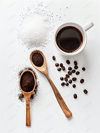 白色背景中突显的砂糖和黑咖啡配木勺