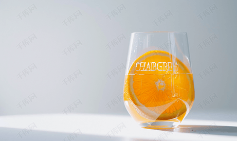 白色背景下孤立的橙汁玻璃