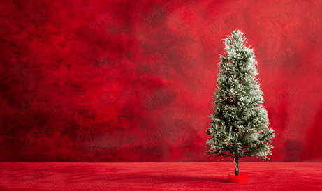 红色天鹅绒上的圣诞树