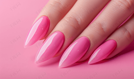 粉色凝胶指甲油结合了光泽和哑光顶部