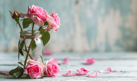 白色木质纹理背景的玻璃罐中盛开着粉红玫瑰